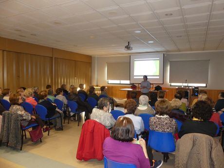 La Asociación del Comercio imparte una charla a cerca de sesenta mujeres de la Asociación LUZÁN