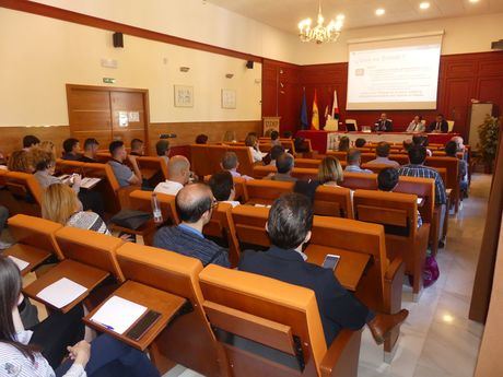 Unos cuarenta empresarios asisten a la jornada de Discongas sobre las novedades impositivas