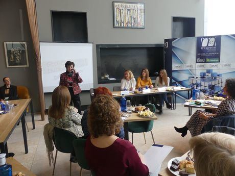 Cerca de setenta mujeres asisten a la charla de Pilar Gómez acebo sobre habilidades directivas