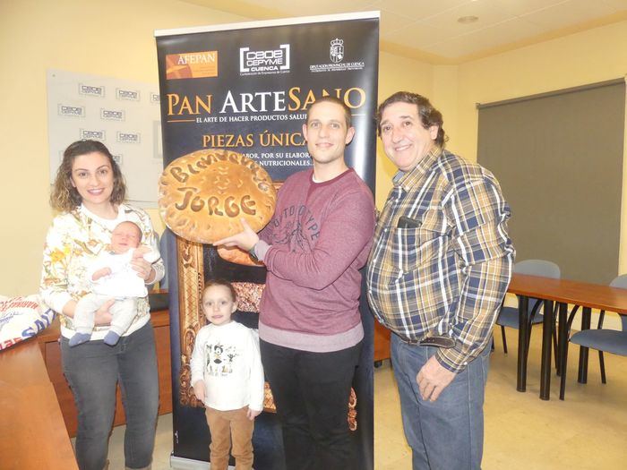 Jorge Molina, como primer niño nacido en Cuenca en 2020, recibe dos meses de pan gratis de parte de AFEPAN