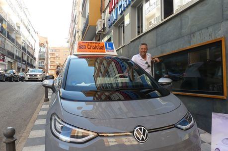 La Autoescuela San Cristóbal incorpora el primer vehículo eléctrico para prácticas y exámenes