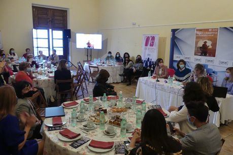 Más de cuarenta mujeres asisten al encuentro ‘Mujer y empresa en el entorno rural’