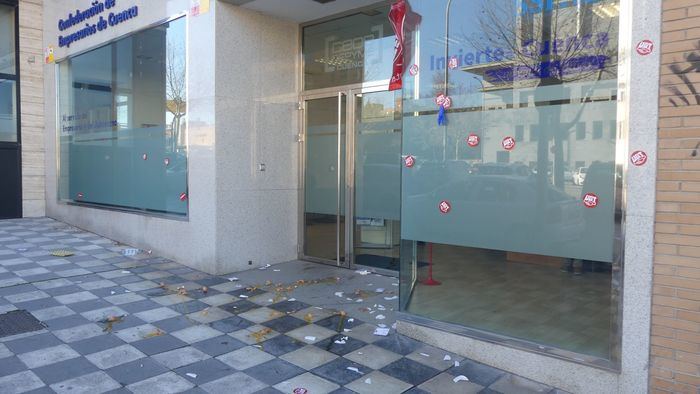 CEOE CEPYME Cuenca denuncia actos vandálicos por parte de los sindicatos en la concentración frente a su sede