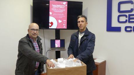 Los ganadores de la campaña de comercio de San Valentín ya pueden compartir su cena tras celebrarse el sorteo