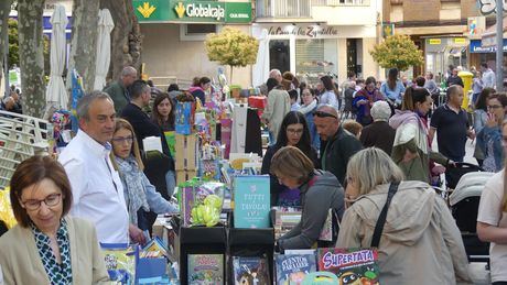 Jornada festiva en la Plaza de la Hispanidad para celebrar el Día del Libro