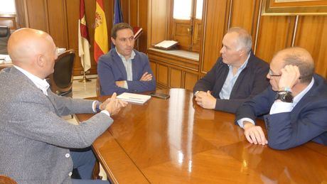 El presidente de Diputación y ACESANC conversan sobre los proyectos turísticos para la comarca