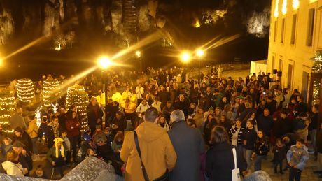 Más de cuatrocientas personas encienden la Navidad con el tradicional acto solidario en el Parador
