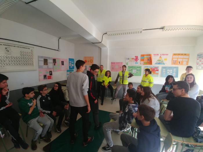 Los profesionales de Atención Primaria de Landete enseñan Reanimación Cardiopulmonar a los alumnos de la localidad