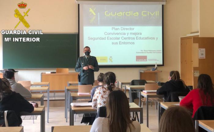 La Guardia Civil da a conocer el Plan Director a alumnos universitarios de la Facultad de Educación