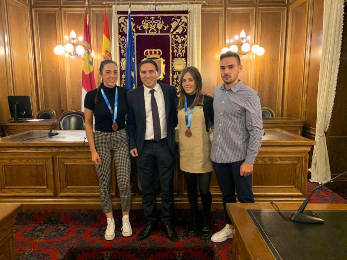 Martínez Chana recibe a los palistas del Club Piragüismo Cuenca que participaron en el pasado mundial de China