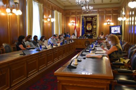 El pleno de la Diputación aprueba por unanimidad todos los puntos y da cuenta del nombramiento de Nuria Illana como vicepresidenta