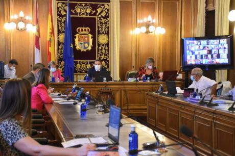 La Diputación aprueba destinar 500.000 euros para ayudar a los ayuntamientos en la limpieza de colegios de la provincia