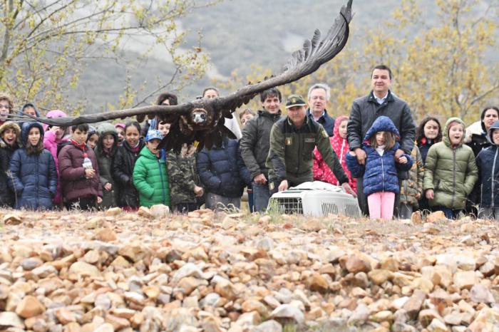 El Gobierno regional traslada a los escolares la importancia de preservar en la región la biodiversidad y las especies vulnerables como el buitre negro