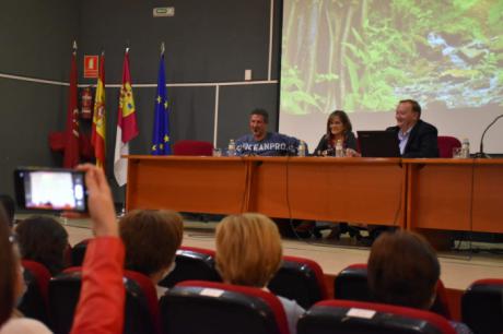 Gonzalo Giner hace un llamamiento a defender la biodiversidad y el medio ambiente en la presentación de ‘La bruma verde’