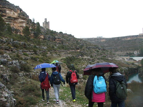 La lluvia no ha impedido la reanudación en Alarcón de las jornadas de senderismo del Programa Somos Deporte 3-18