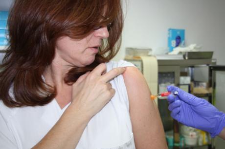 Los profesionales sanitarios animan a vacunarse contra la gripe a todos los trabajadores de la Gerencia del Área Integrada de Cuenca