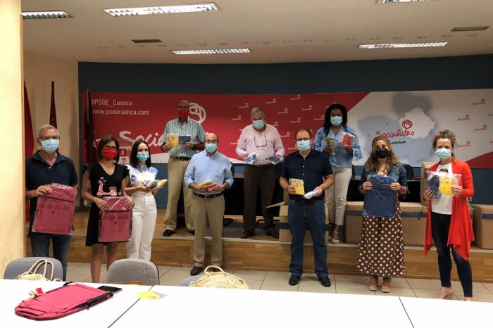 La Agrupación Local del PSOE de Cuenca dona un millar de productos en material escolar a Cruz Roja