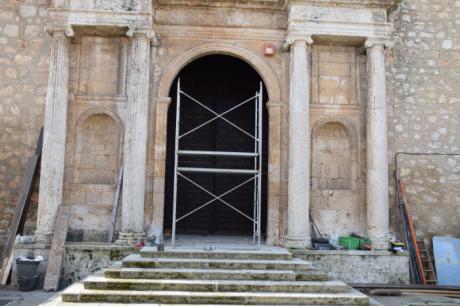 A buen ritmo la restauración del portón de la Iglesia Nuestra Señora de la Asunción de Tarancón