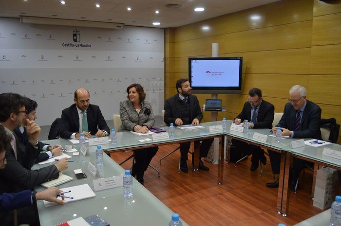 La consejera de Economía, Empresas y Empleo se reúne con representantes de Puy du Fou y del Banco Europeo de Inversiones