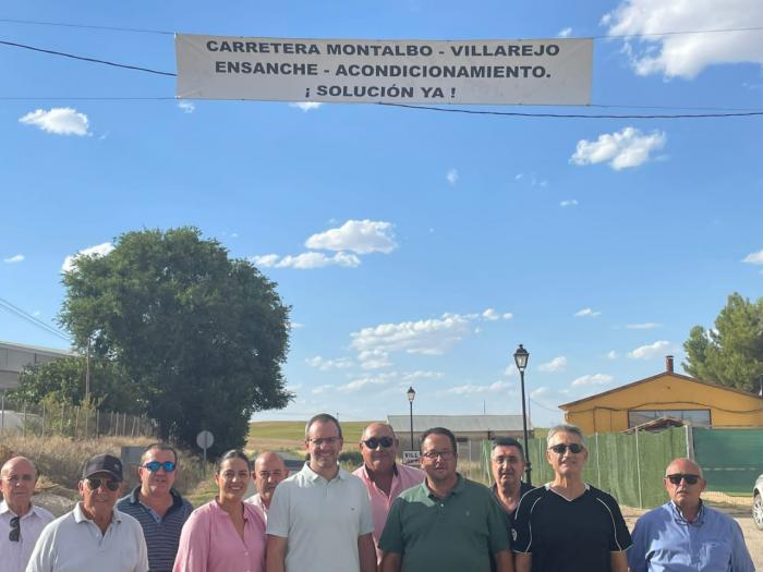 Villarejo de Fuentes instala una pancarta para recordar a la Junta el deterioro y la peligrosidad de la carretera que une el municipio con la localidad de Montalbo