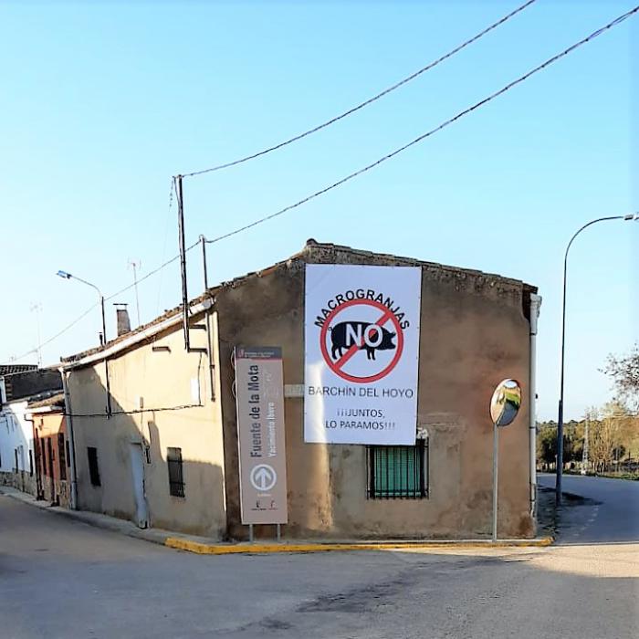 Barchín del Hoyo se llena con pancartas para frenar la macrogranja porcina proyectada