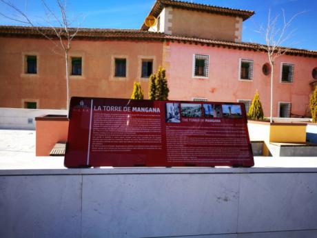 Instalados los paneles explicativos exteriores del yacimiento arqueológico de la Plaza de Mangana