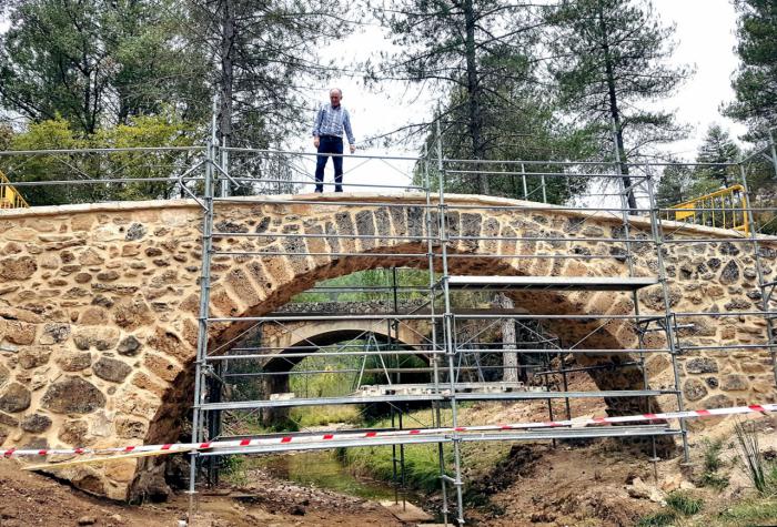 Parrilla comprueba el alto grado de ejecución de las obras de restauración del Puente Romano de Poyatos