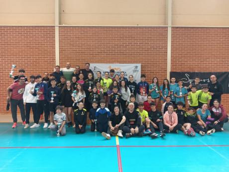 Más de 240 participantes compiten en el campeonato provincial de bádminton
