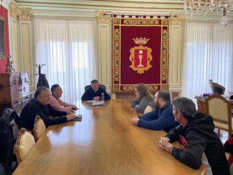 Dolz da la bienvenida a la nueva Directiva de las Peñas Mateas, con su presidente Mario Pinós a la cabeza