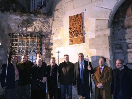 La Hermandad de la Negación de San Pedro celebra su XXV Aniversario con el descubrimiento de una placa