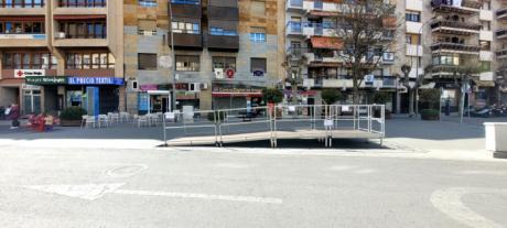 El Ayuntamiento instala una plataforma en la Plaza de la Constitución para que las personas en silla de ruedas puedan ver los desfiles