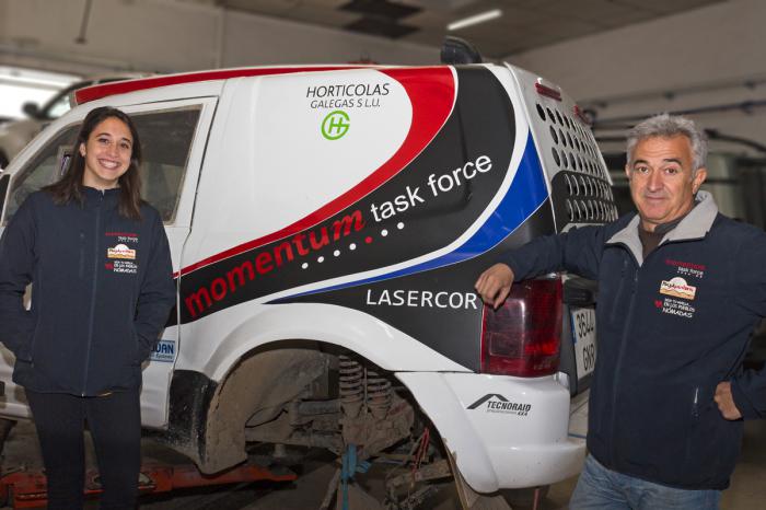 Manuel y Mónica Plaza junto a su Mitsubishi Montero.