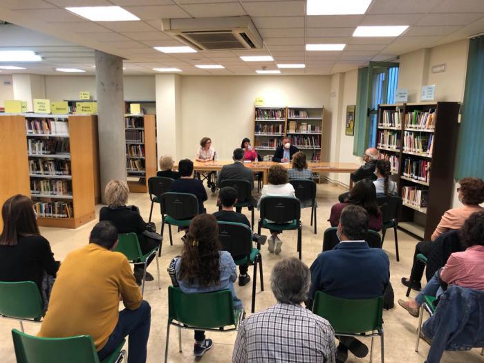 La Biblioteca Aguirre acoge la presentación del duodécimo libro de Estrella Cachero, ‘Por qué no lo había visto venir’