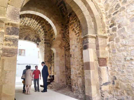 Finaliza la rehabilitación de las Puertas de las Eras y de San Bartolomé de la muralla de Cañete