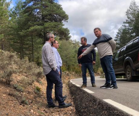 Prieto y Solana comprueban las deficiencias de la carretera entre Huerta y Valdemeca, sólo cuatro meses después de su arreglo, y piden a la Junta una auditoría para solucionarlas