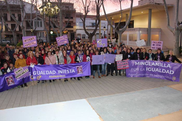 Iniesta se tiñe de morado por la igualdad de la mujer