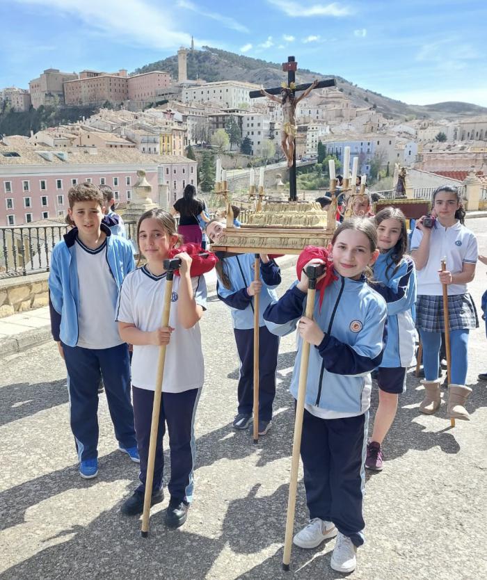 El colegio de La Milagrosa adelanto a este viernes las procesiones de la Semana Santa