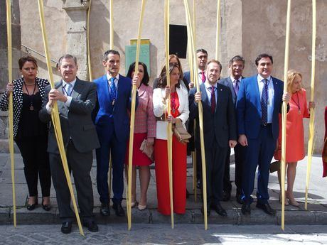 La Corporación Municipal, presidida por el alcalde, asiste a la procesión del Hossana y a la misa en la Catedral