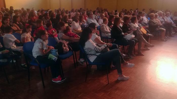 Unas 200 personas acompañan al ‘cuentista’ Sergio Vera en la presentación de su primera obra