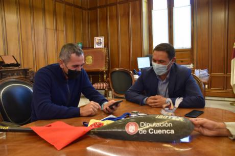 Martínez Chana recibe al piragüista Alberto Lumbreras después de ser subcampeón del mundo de maratón en Rumanía