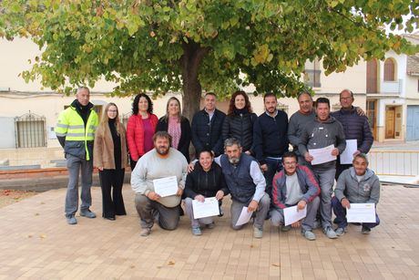 Junta y Ayuntamiento de Iniesta facilitan la contratación de diez personas en la localidad a través del programa RECUAL