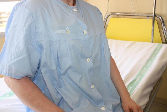 La Gerencia del Área Integrada renueva la lencería del Hospital con nuevos camisones con botones por delante