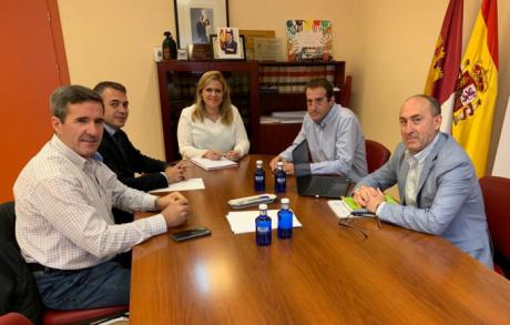 La delegada de la Junta en Cuenca mantiene un encuentro con el alcalde de Mariana