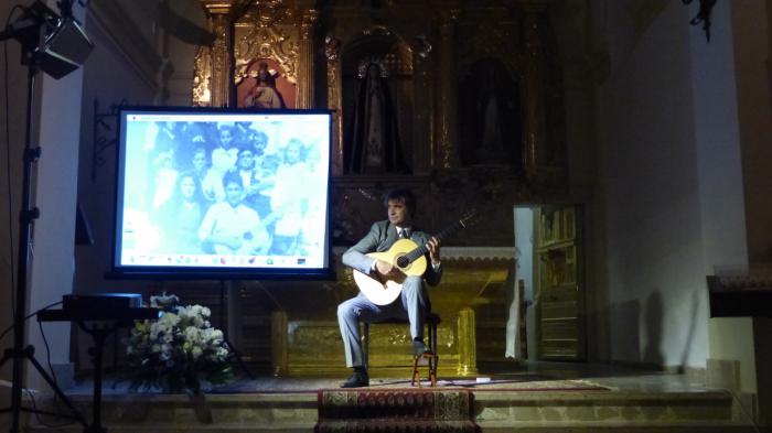 Rafael Serrallet hace sonar su internacional guitarra en Torrejoncillo del Rey
