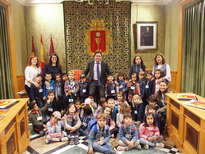 Mariscal recibe en el Salón de Plenos a alumnos de 3º de Infantil del Colegio Santa Teresa