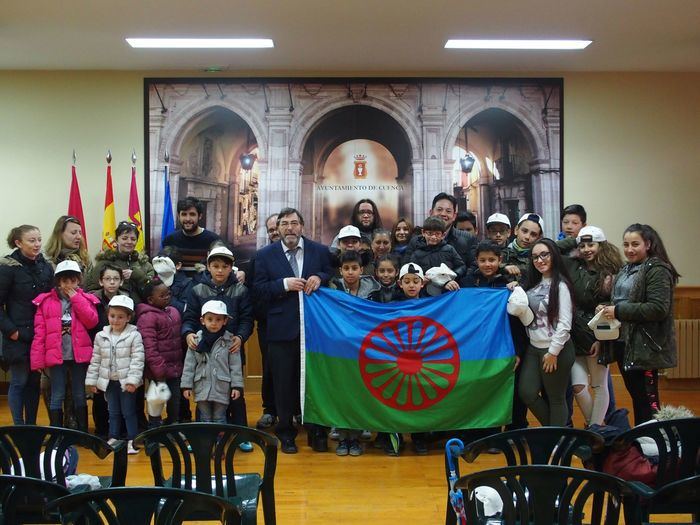 El concejal José María Martínez recibe a un grupo de niños para celebrar el Día Internacional del Pueblo Gitano
