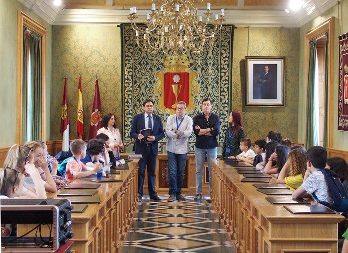 Mariscal recibe en el Salón de Plenos a alumnos de intercambio del proyecto Erasmus + Euroknitters