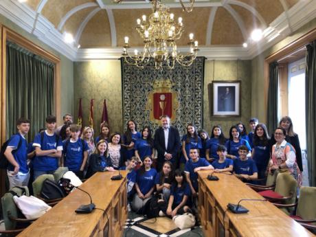 Dolz recibe a un grupo de alumnos y profesores del IES Alfonso VIII de Cuenca, de intercambio con un centro de Portugal