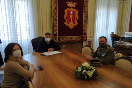 El alcalde da la bienvenida al nuevo subdelegado de Defensa en Cuenca, el coronel Fernando Antón Bernalte