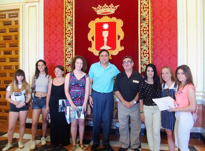 Las damas de la Feria y Fiestas de San Julián son recibidas en el Ayuntamiento